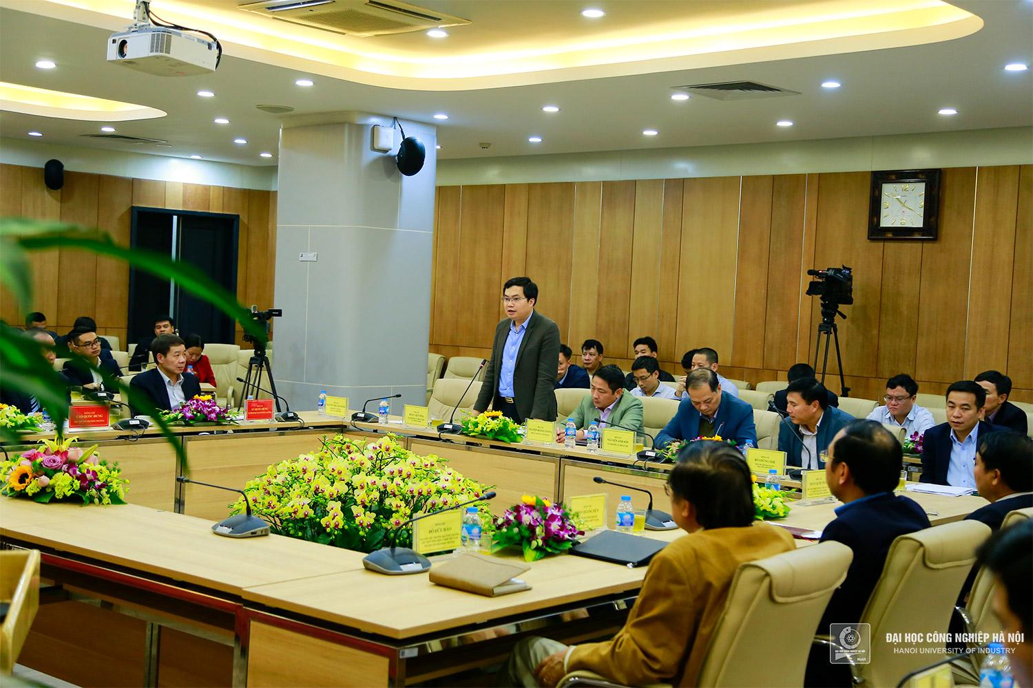 Mô hình quản trị mới sẽ giúp nâng cao chất lượng GDĐH, nhà trường phát triển ở vị thế và tầm cao hơn. Theo đó, việc chuyển đổi sang mô hình quản trị đại học mới trong đó có sự phân cấp mạnh cho các đơn vị để có thể phát triển nhanh các chương trình đào tạo mới, đẩy mạnh các hoạt động khoa học công nghệ và dịch vụ đáp ứng nhu cầu xã hội và hội nhập quốc tế. PGS.TS.Trần Đức Quý nhấn mạnh: sẽ thực hiện quản trị, quản lý nhà trường đảm bảo nguyên tắc: phân quyền nhưng không phân lập, thực hiện mô hình 03 cấp quản lý (Đại học, Trường, Khoa); các đơn vị tham mưu, hỗ trợ và dịch vụ của Đại học Công nghiệp Hà Nội và của các Trường trực thuộc được tích hợp chức năng để giảm tối đa số đầu mối trực thuộc; tỷ lệ lao động gián tiếp (quản lý, hành chính) không quá 25%.