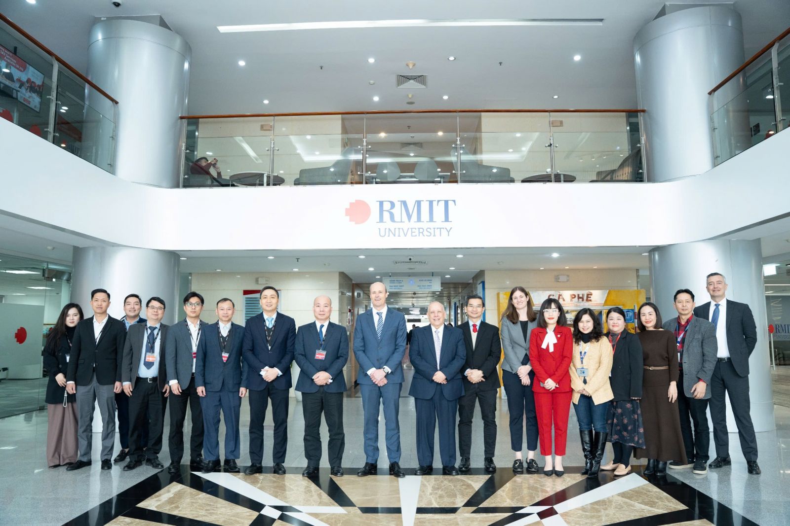 Đại diện Cục Xúc tiến thương mại và Đại học RMIT Việt Nam chụp ảnh lưu niệm sau Lễ ký kết Biên bản ghi nhớ hợp tác.